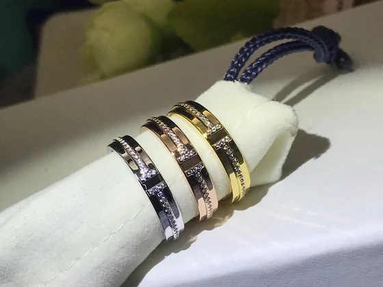 Bracciali metallici in diverse tonalità