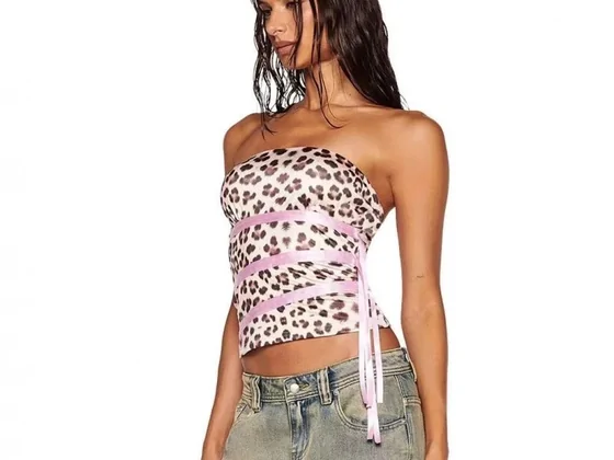 Una modella con un top stampato senza spalline